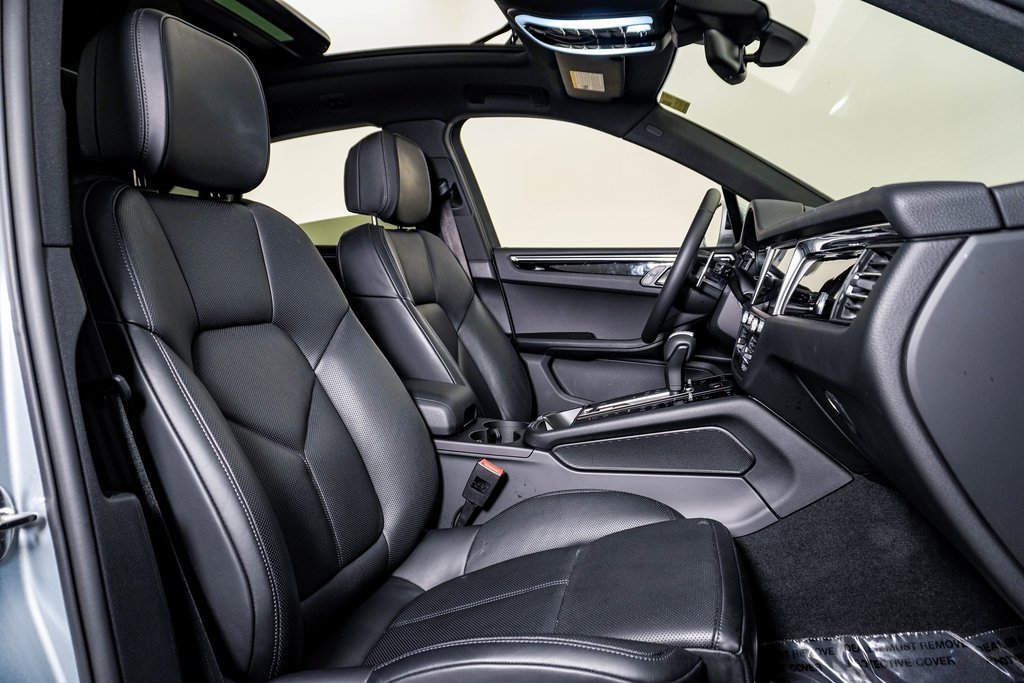 Certified 2025 Porsche Macan image 15
