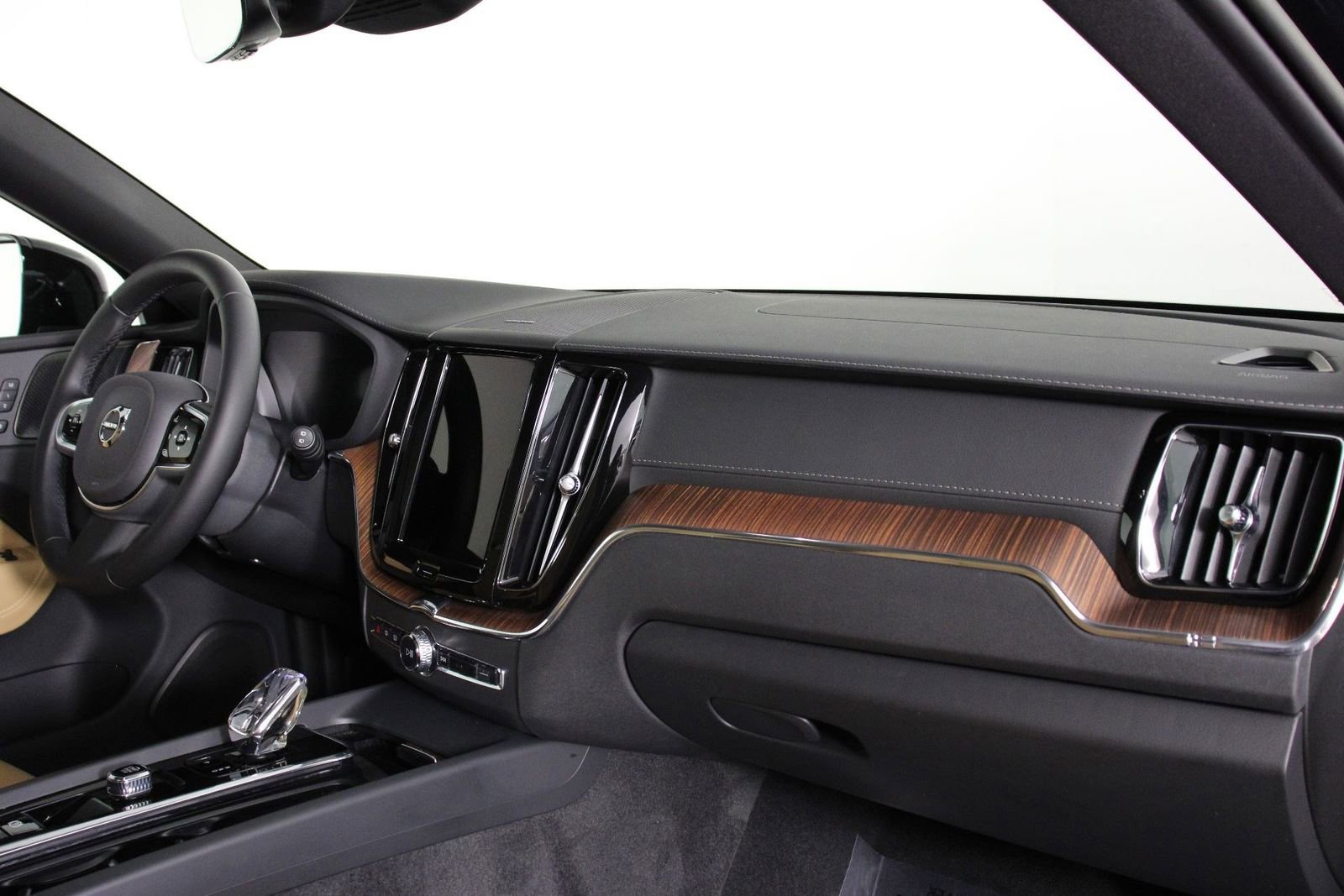 Certified 2023 Volvo XC60 B5 Ultimate w/ Climate Package image 22