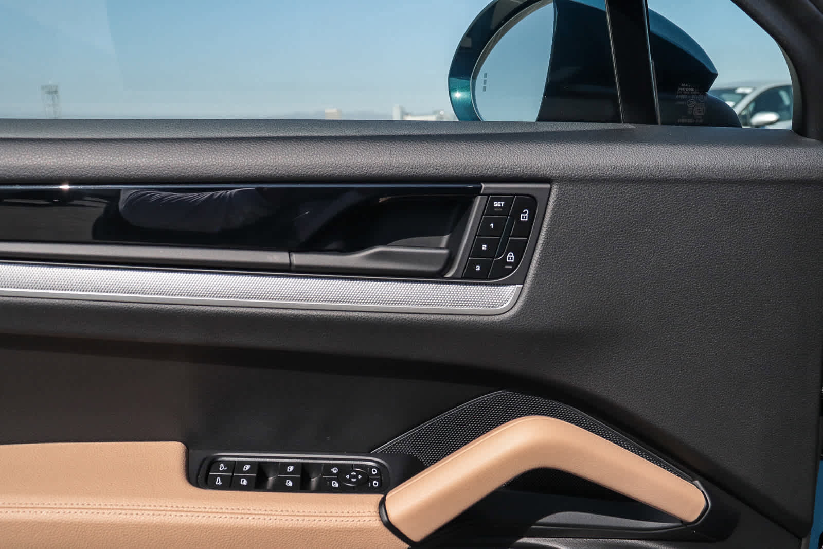 Used 2025 Porsche Cayenne Coupe image 32