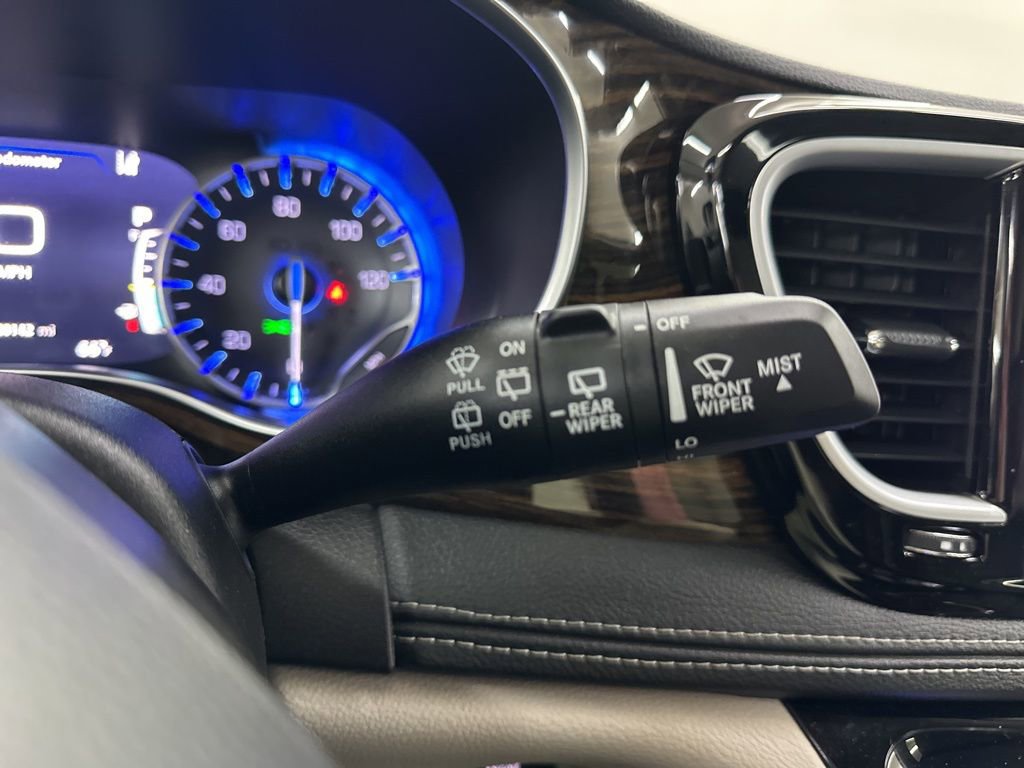 Used 2022 Chrysler Pacifica Limited w/ Uconnect Theater Family Group image 37