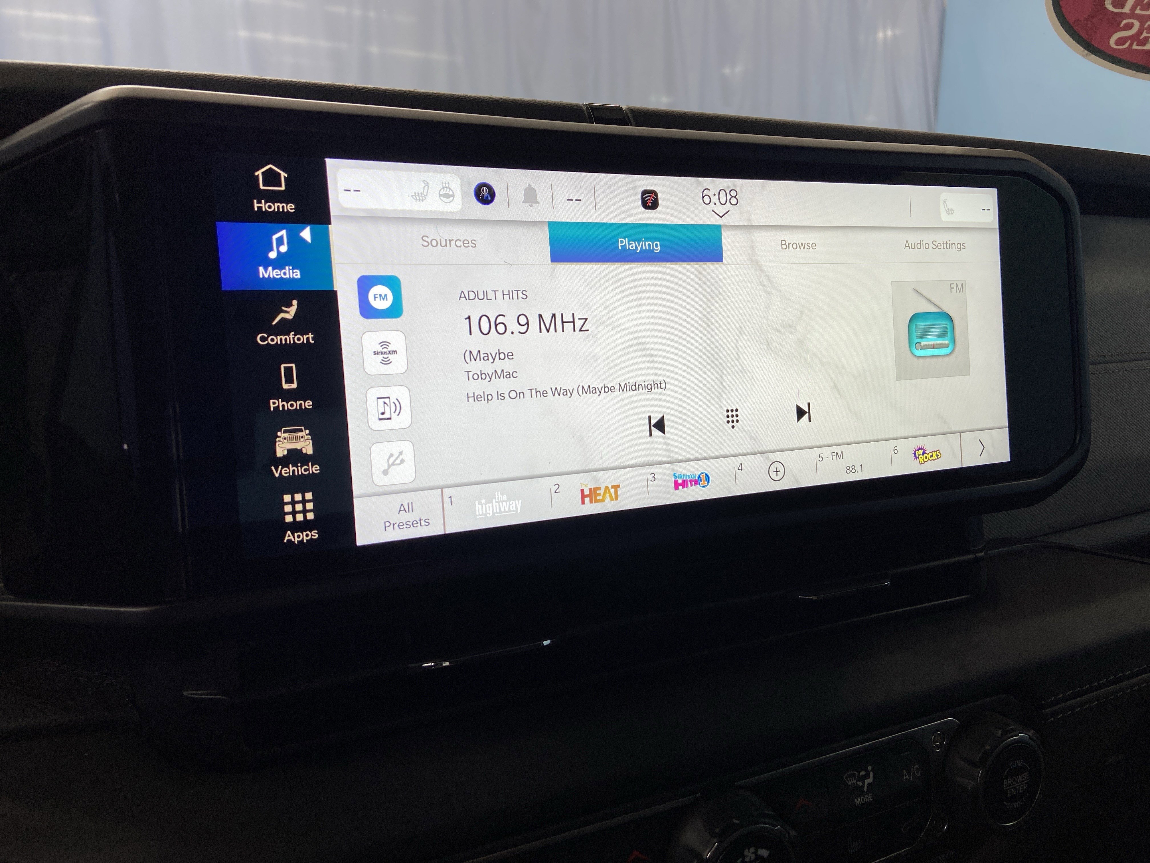 Used 2024 Jeep Wrangler Sahara image 18