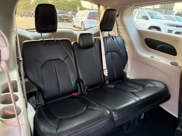 Used 2024 Chrysler Pacifica Touring-L FWD image 13
