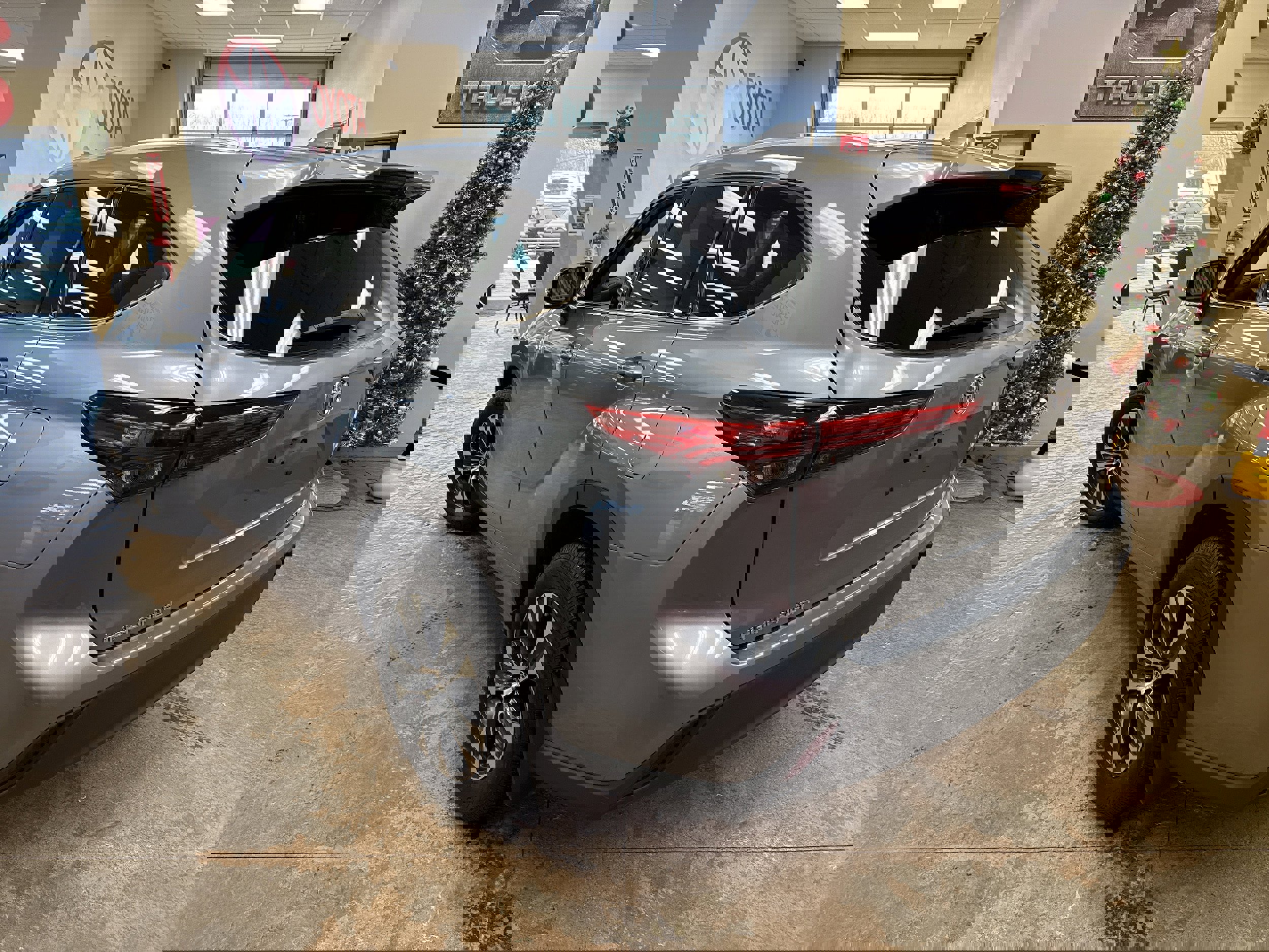 Used 2021 Toyota Highlander XLE image 9