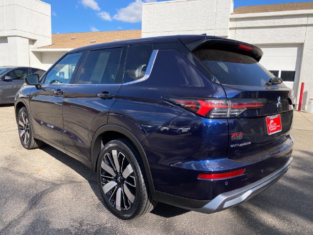 Used 2025 Mitsubishi Outlander SE AWD/4WD image 3