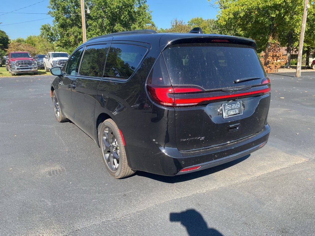 New 2026 Chrysler Pacifica Select w/ S Appearance Package image 7
