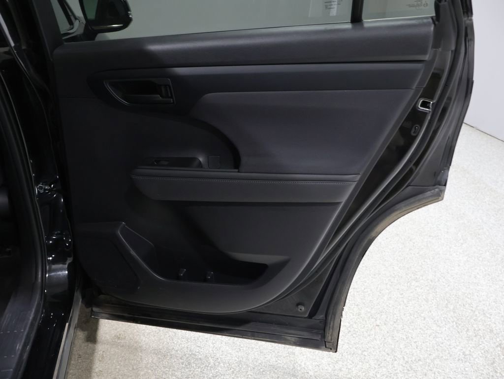 Used 2023 Toyota Highlander LE image 21