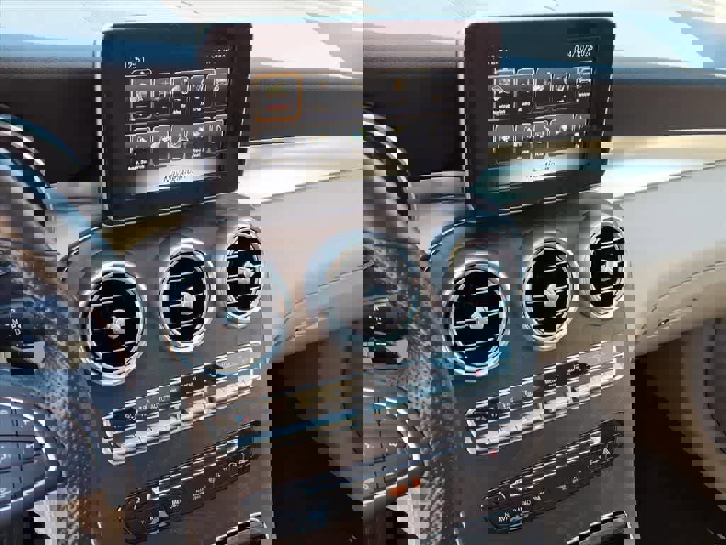 Used 2019 Mercedes-Benz GLC 350e 4MATIC image 21