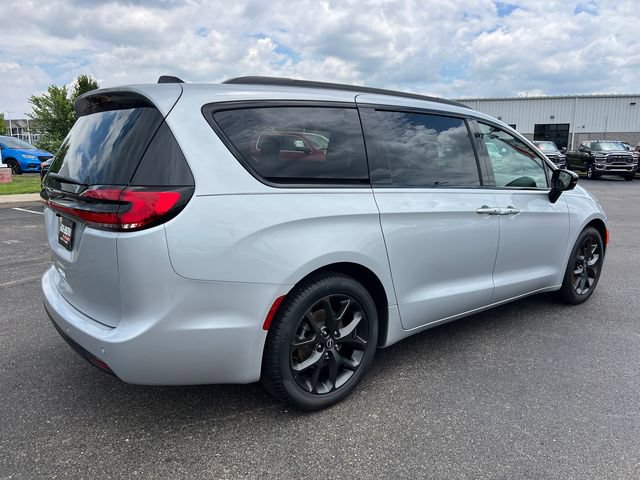 New 2026 Chrysler Pacifica Select w/ S Appearance Package FWD image 7
