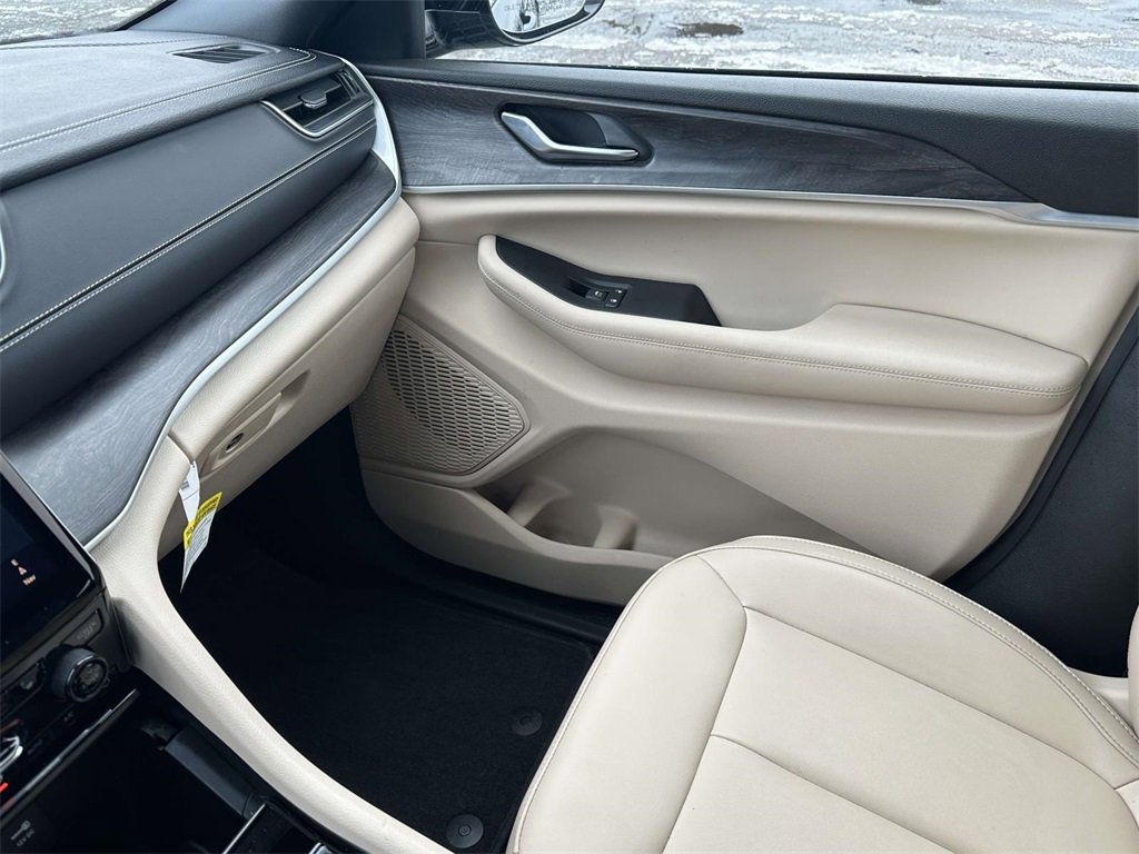 Used 2024 Jeep Grand Cherokee Limited image 31