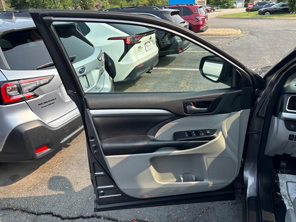 Used 2018 Toyota Highlander XLE AWD/4WD image 19