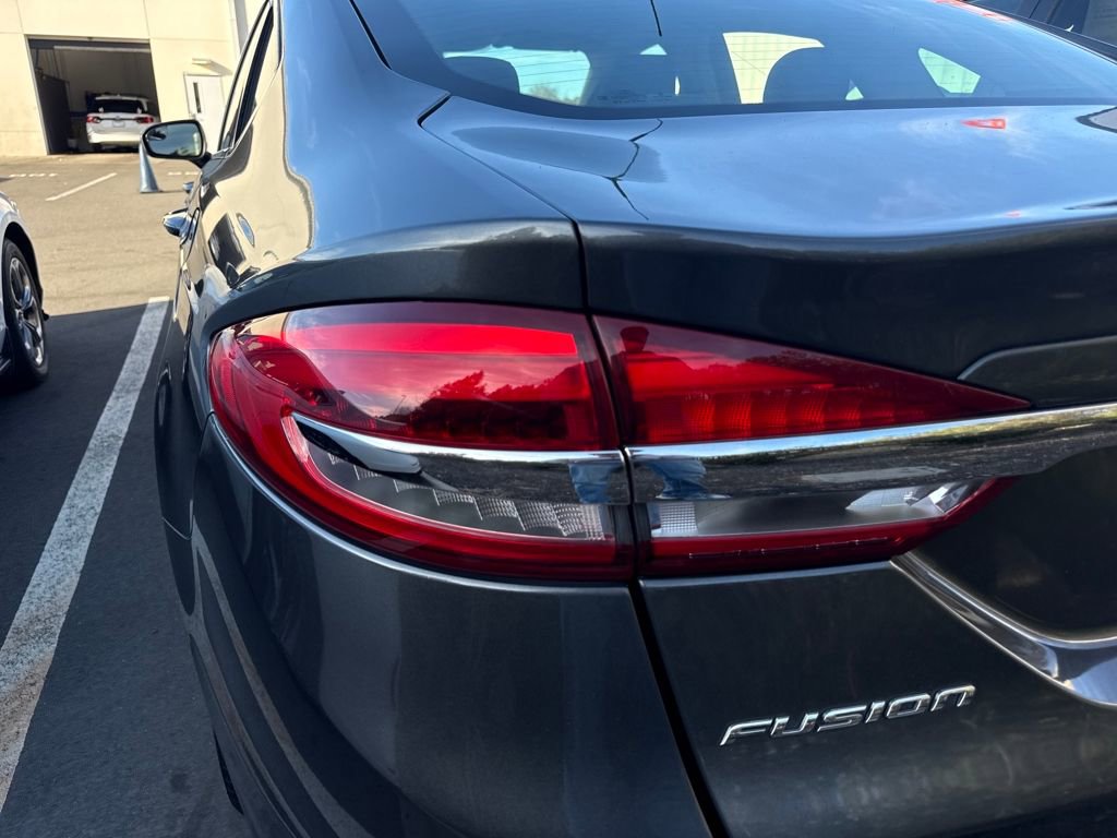 Used 2018 Ford Fusion SE image 18