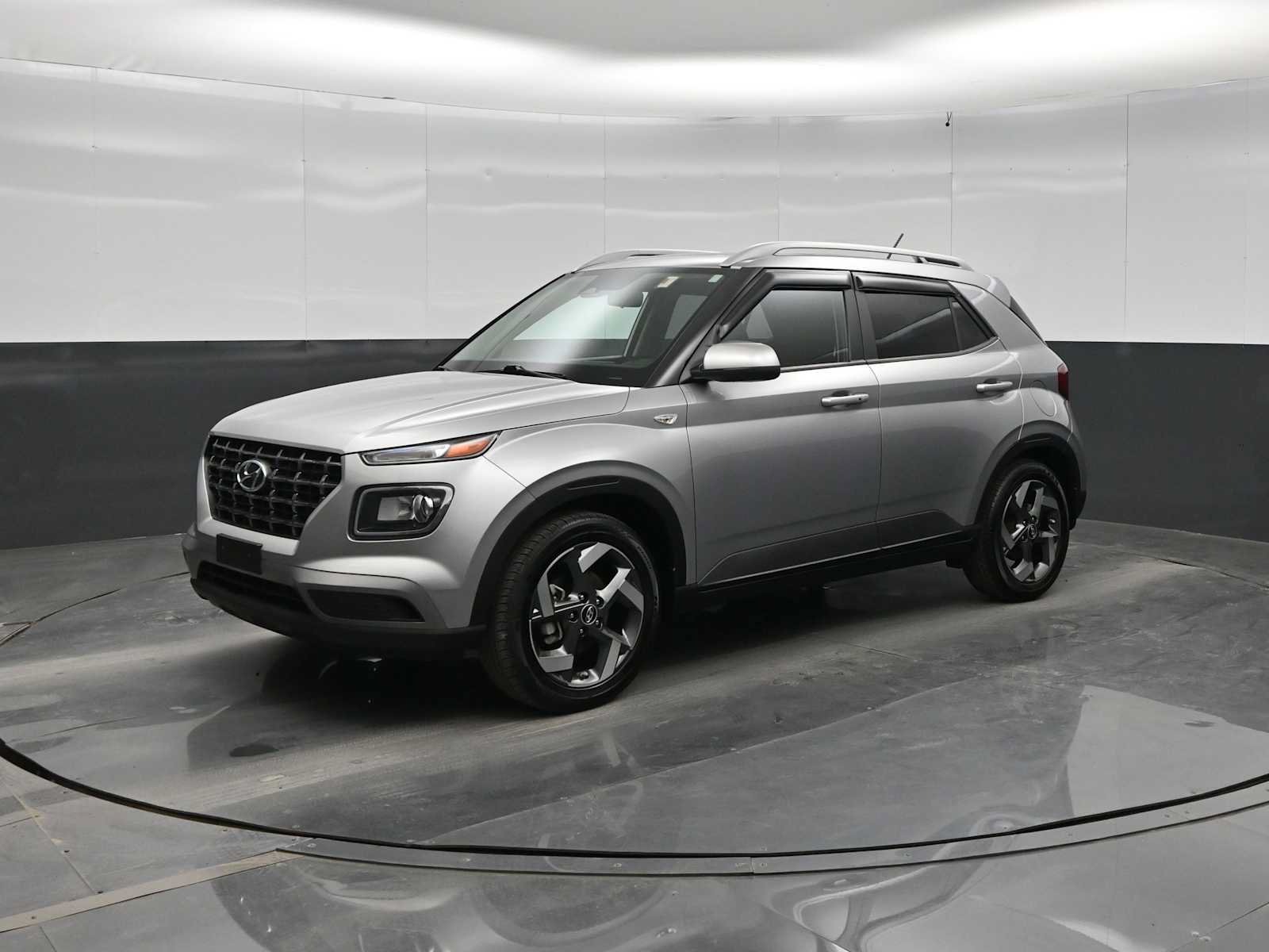 Used 2024 Hyundai Venue SEL FWD image 4