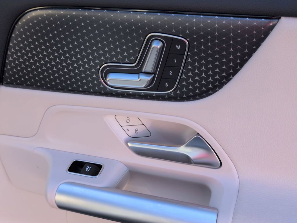 Used 2025 Mercedes-Benz GLA 250 4MATIC image 34