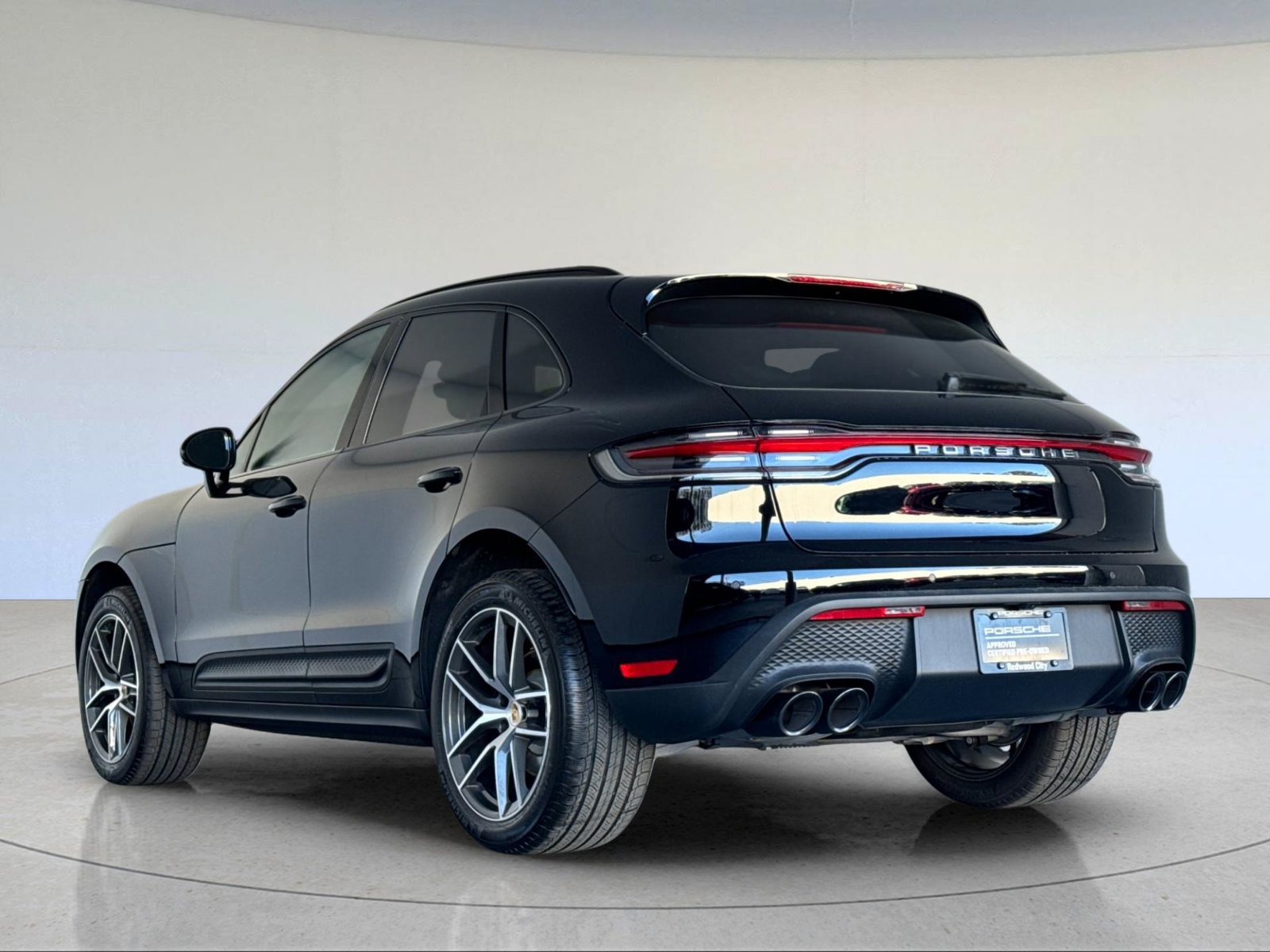 Certified 2026 Porsche Macan AWD/4WD image 3