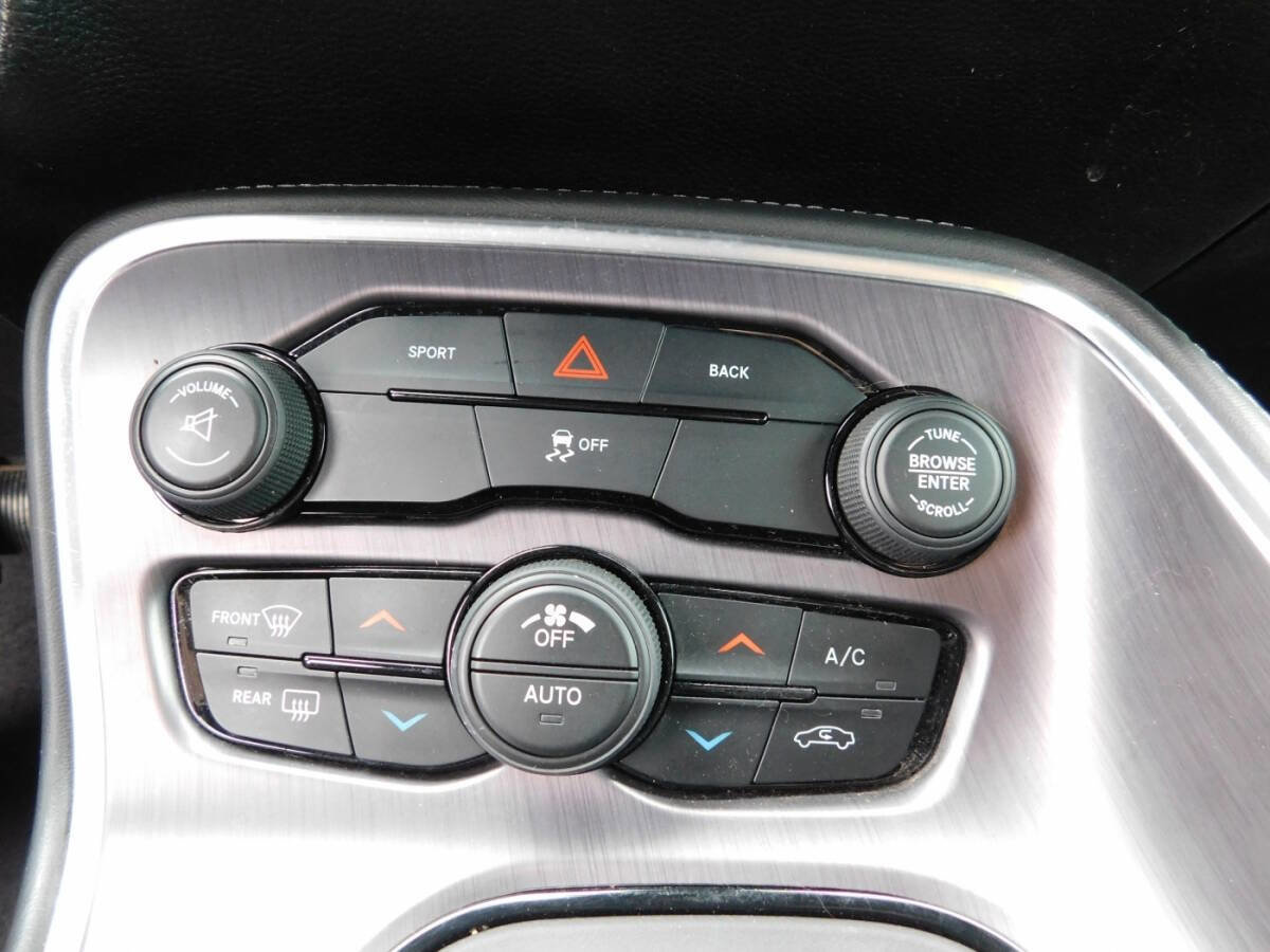 Used 2015 Dodge Challenger SXT image 13