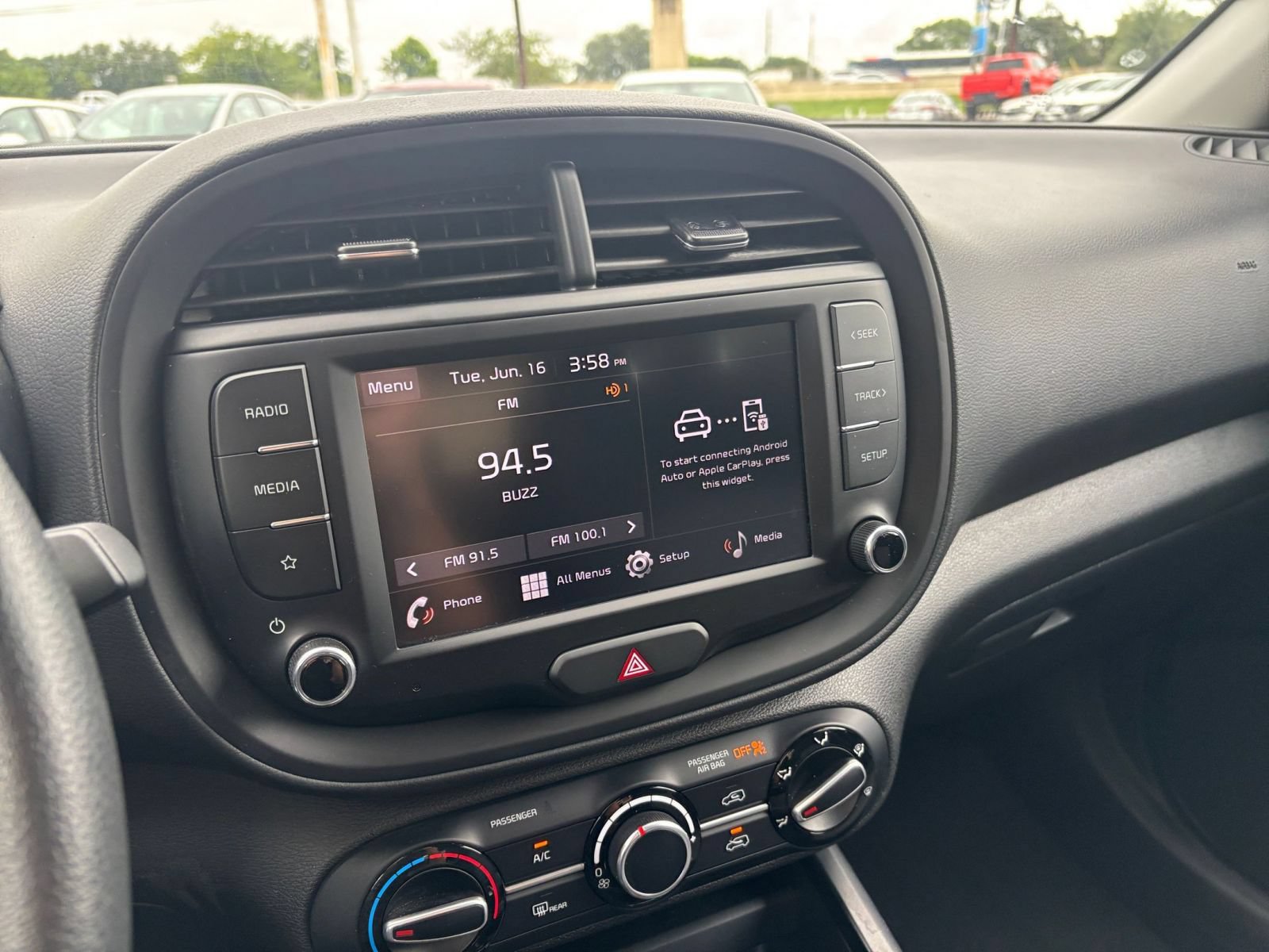 Used 2025 Kia Soul LX w/ LX Technology Package FWD image 20