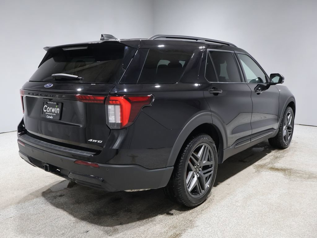 Used 2025 Ford Explorer ST-Line w/ ST-Line Street Pack image 2