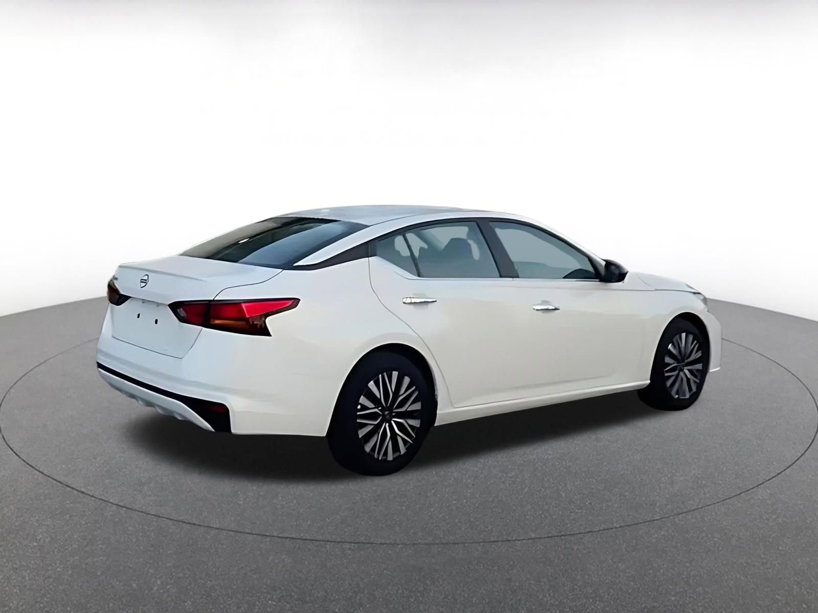 Used 2025 Nissan Altima 2.5 SV image 3