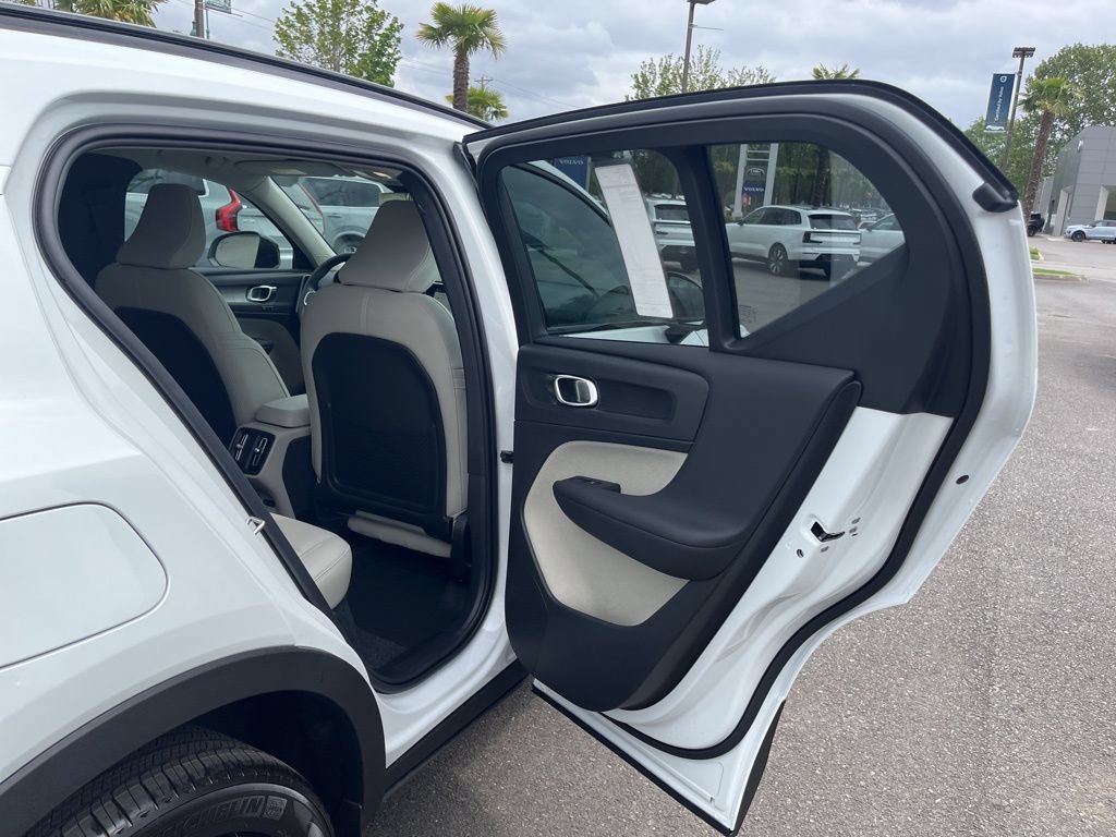 New 2026 Volvo XC40 B5 Plus w/ Protection Package Premier AWD/4WD image 17