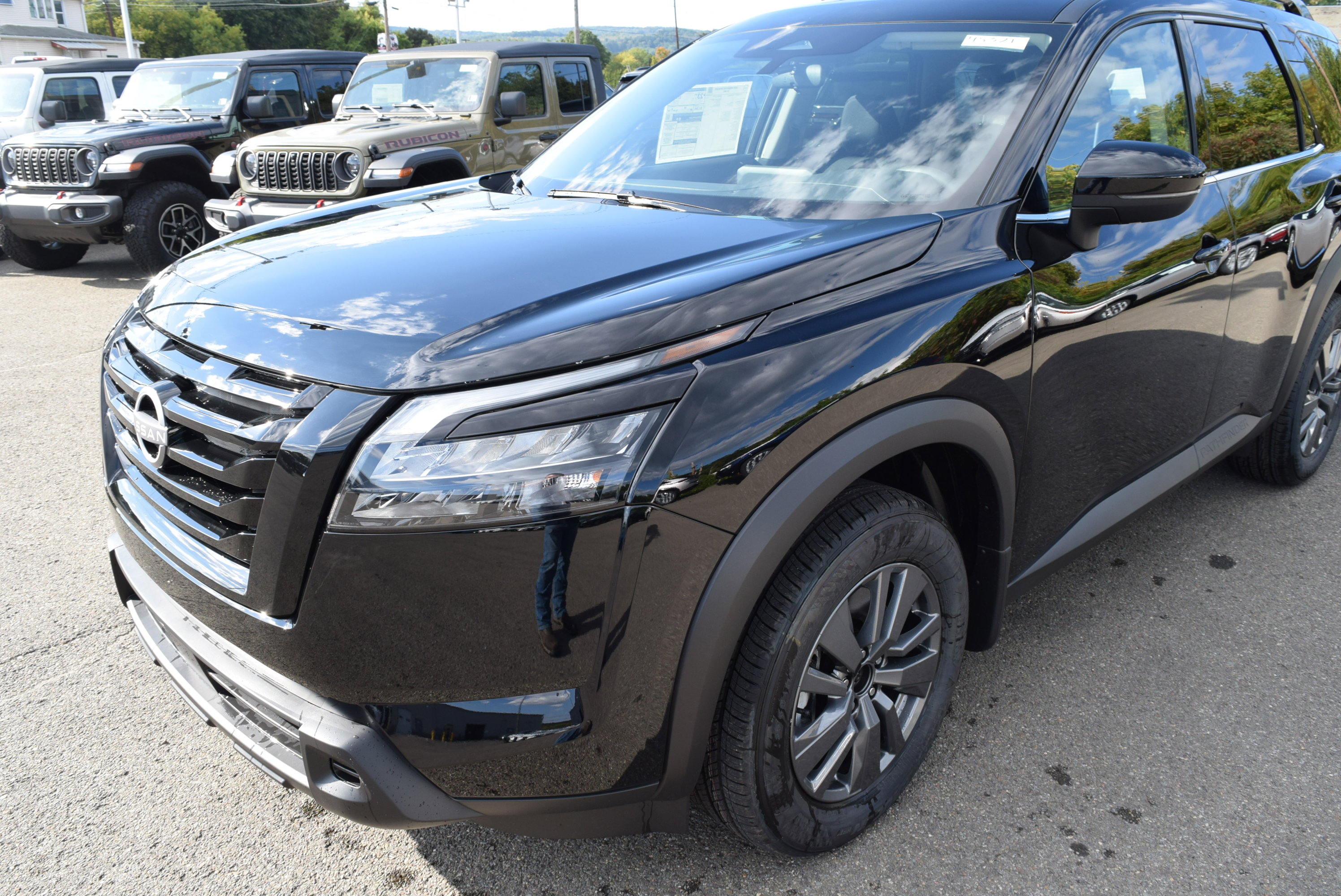 New 2025 Nissan Pathfinder SV w/ Black Appearance Package image 2