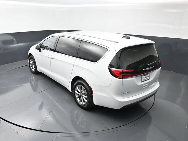 Used 2023 Chrysler Pacifica Touring-L AWD/4WD image 15