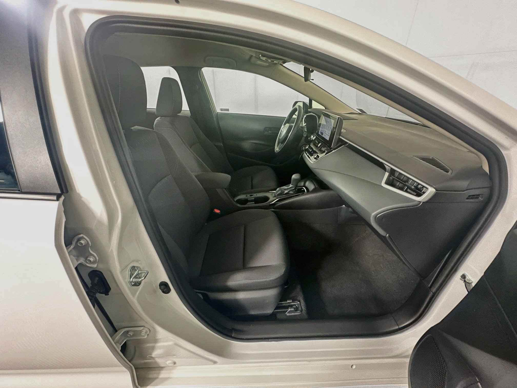 Used 2025 Toyota Corolla LE FWD image 28