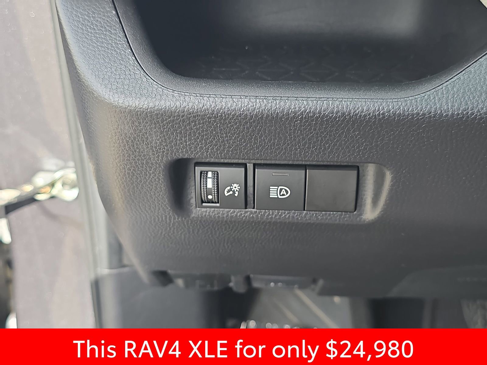 Used 2022 Toyota RAV4 XLE image 32