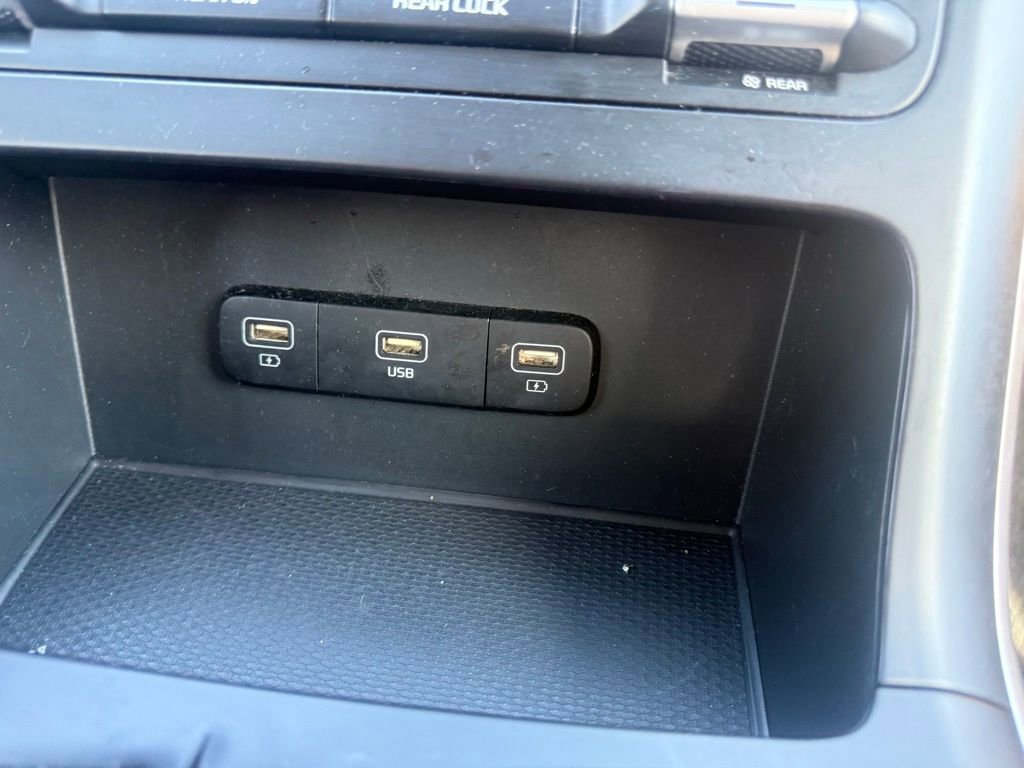 Used 2024 Kia Carnival LX FWD image 19