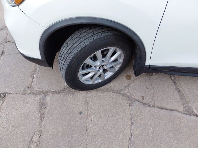 Used 2018 Nissan Rogue SV image 34