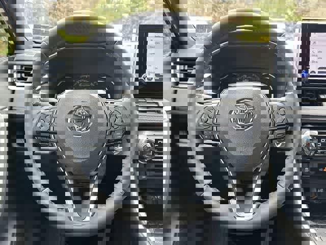 Used 2025 Toyota RAV4 SE image 7