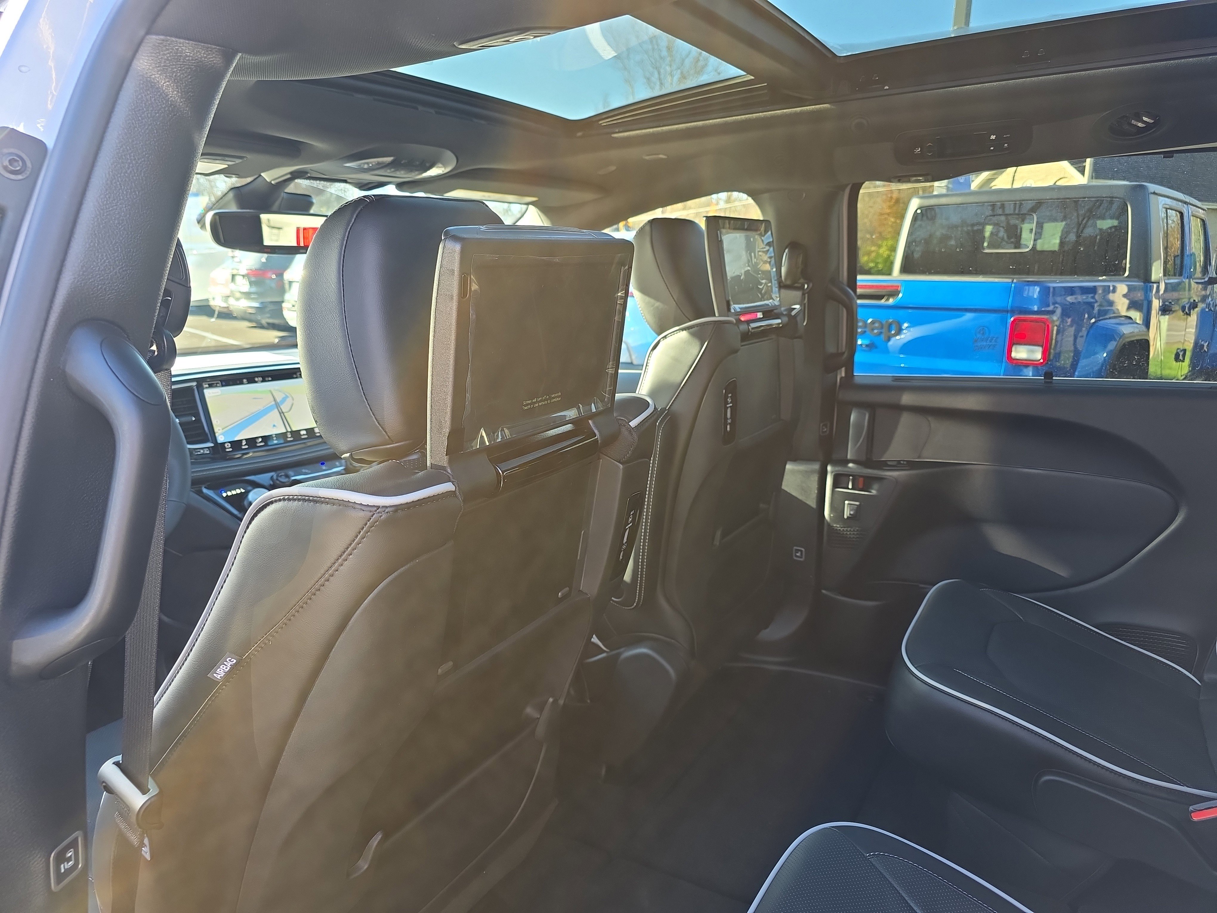 New 2026 Chrysler Pacifica Limited w/ Uconnect Theater Family Group image 14