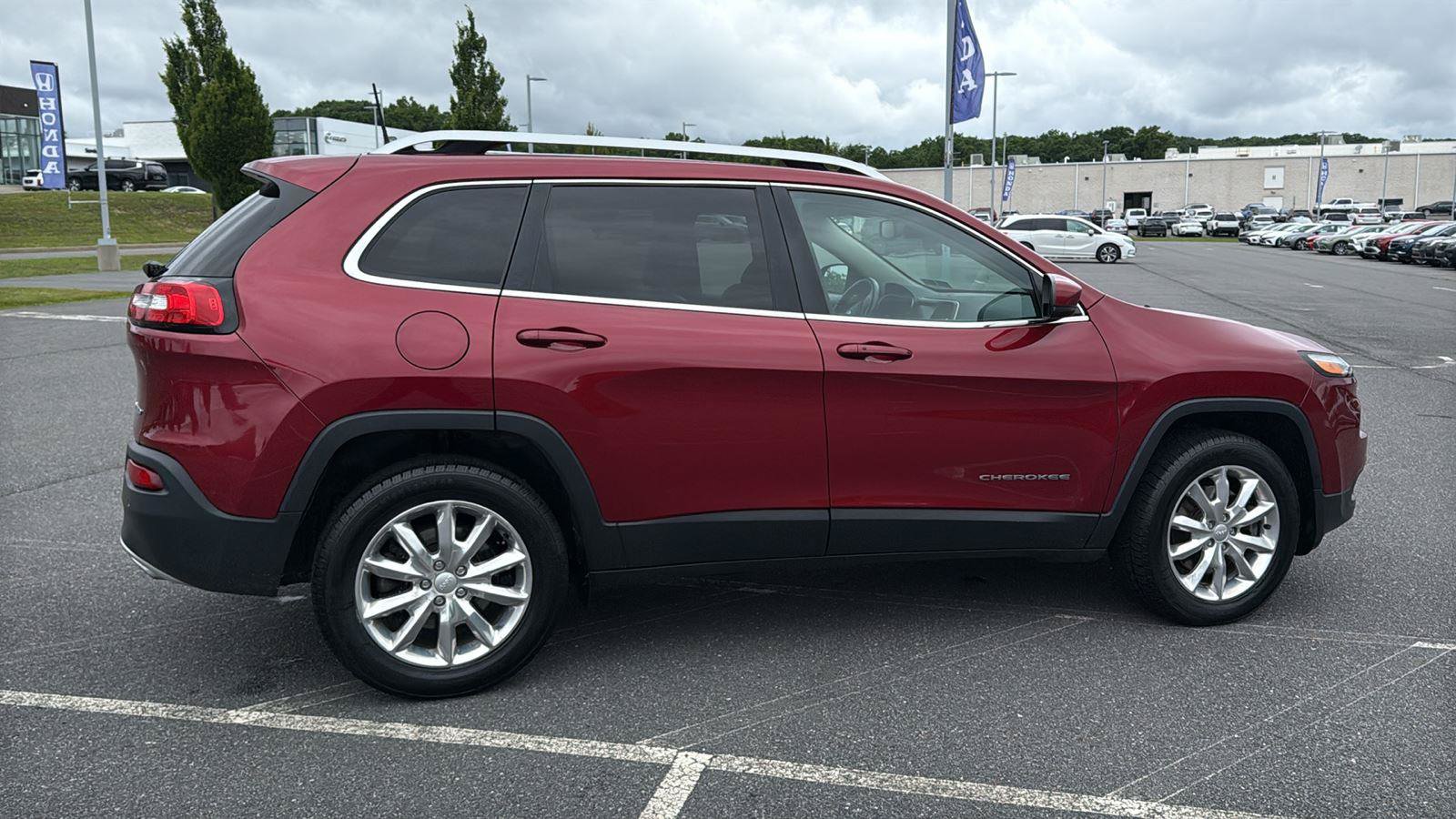 Used 2017 Jeep Cherokee Limited AWD/4WD image 4
