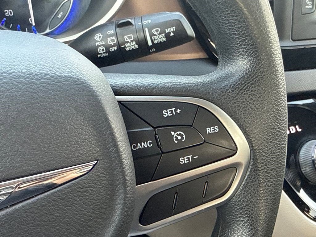 Used 2017 Chrysler Pacifica LX image 26