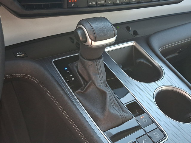 Certified 2025 Toyota Sienna XLE FWD image 18