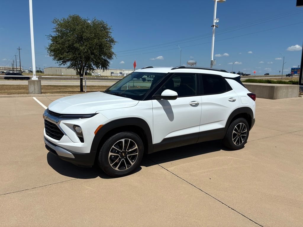 Used 2025 Chevrolet TrailBlazer LT AWD/4WD image 1