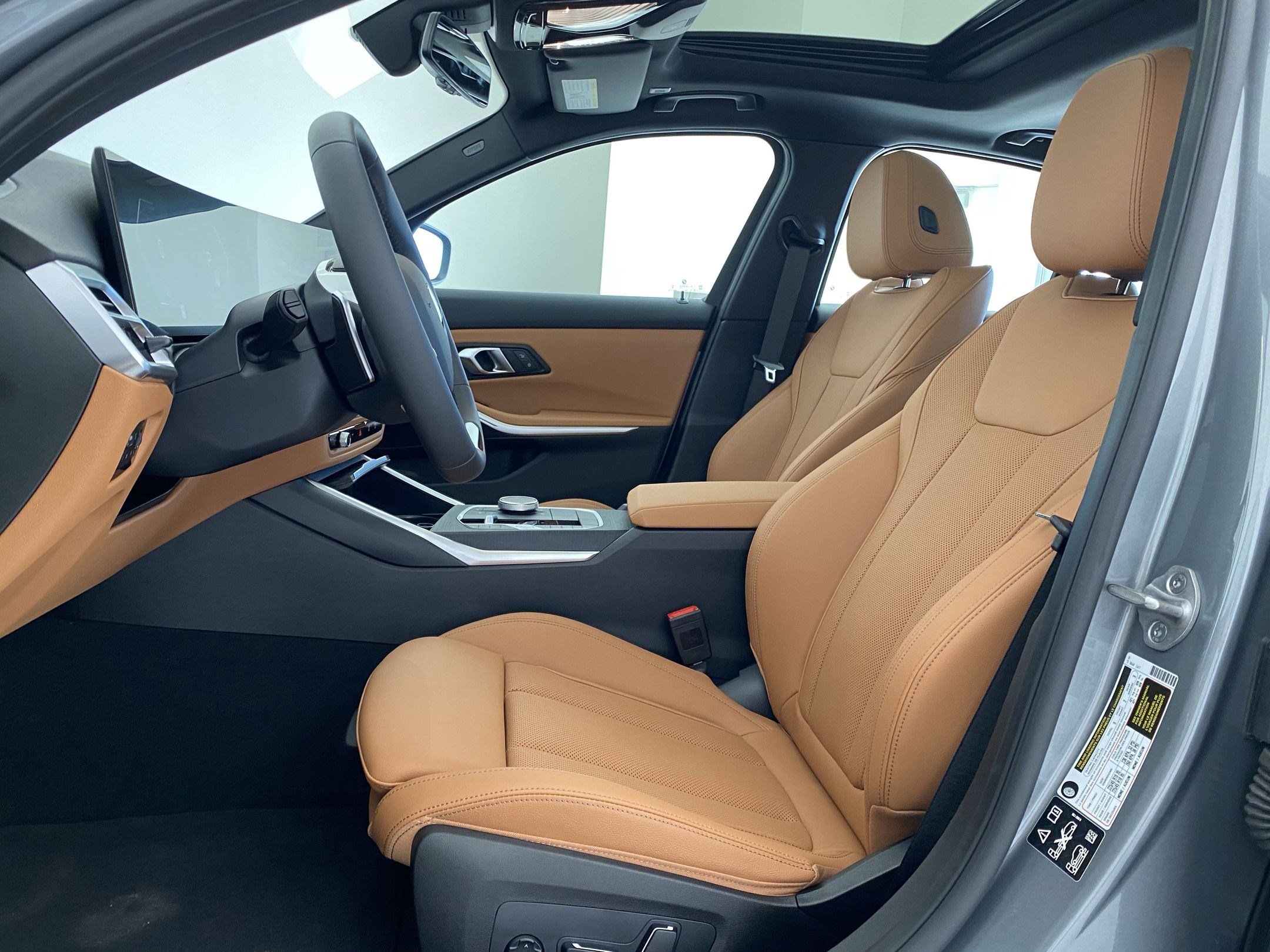 Used 2025 BMW 330i xDrive Sedan w/ Convenience Package image 4