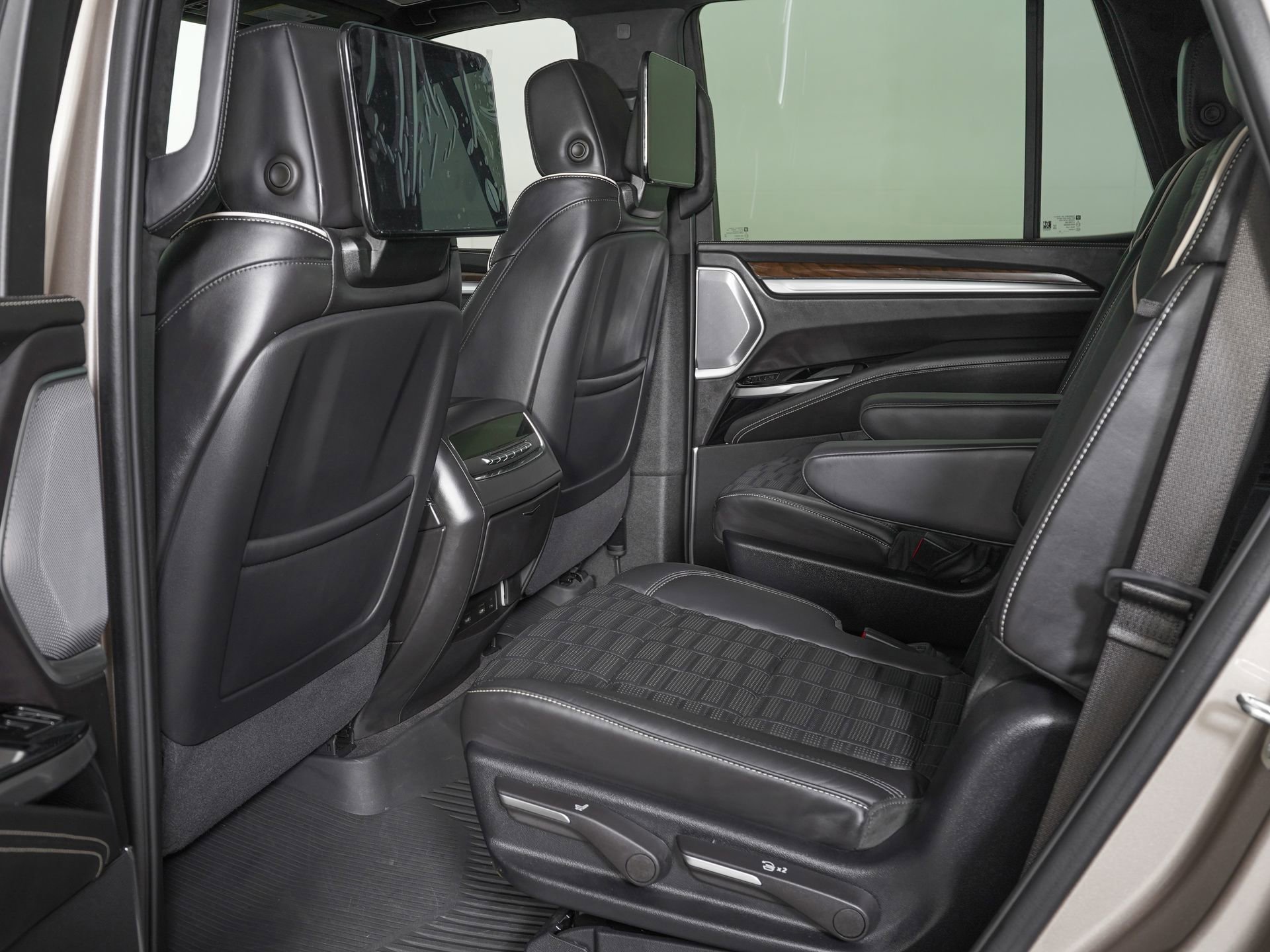 Used 2025 Cadillac Escalade Sport Platinum w/ LPO, ONYX Package AWD/4WD image 16