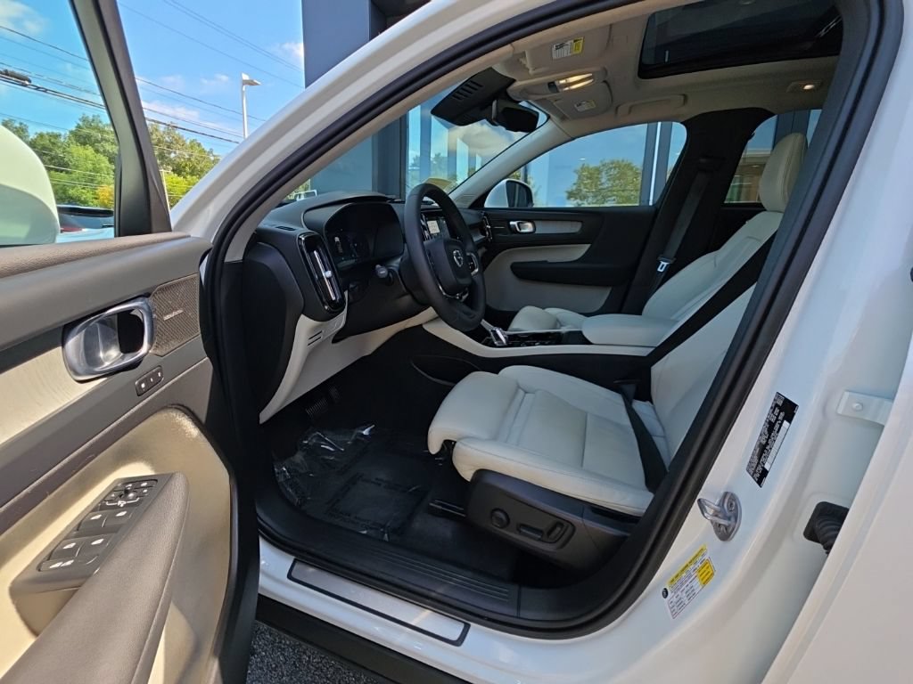 Used 2024 Volvo XC40 B5 Ultimate w/ Climate Package AWD/4WD image 12
