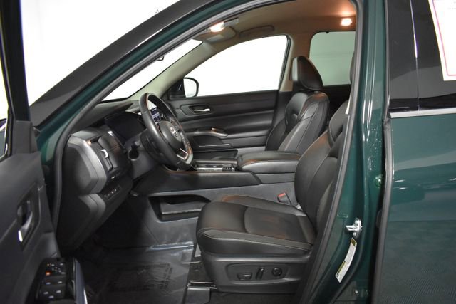 Certified 2024 Nissan Pathfinder SL w/ Black Appearance Package image 11