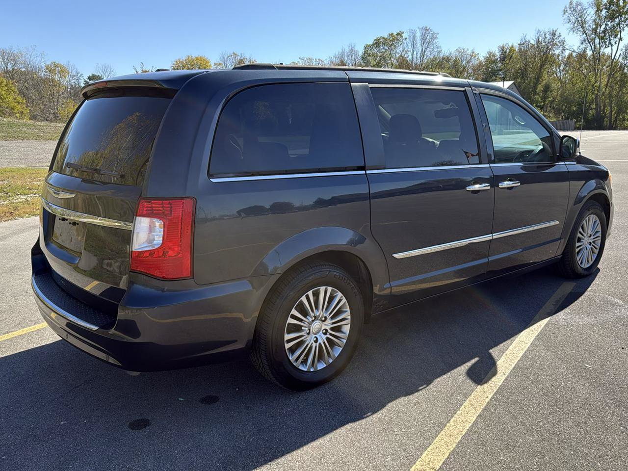 Used 2014 Chrysler Town & Country Touring-L FWD image 5