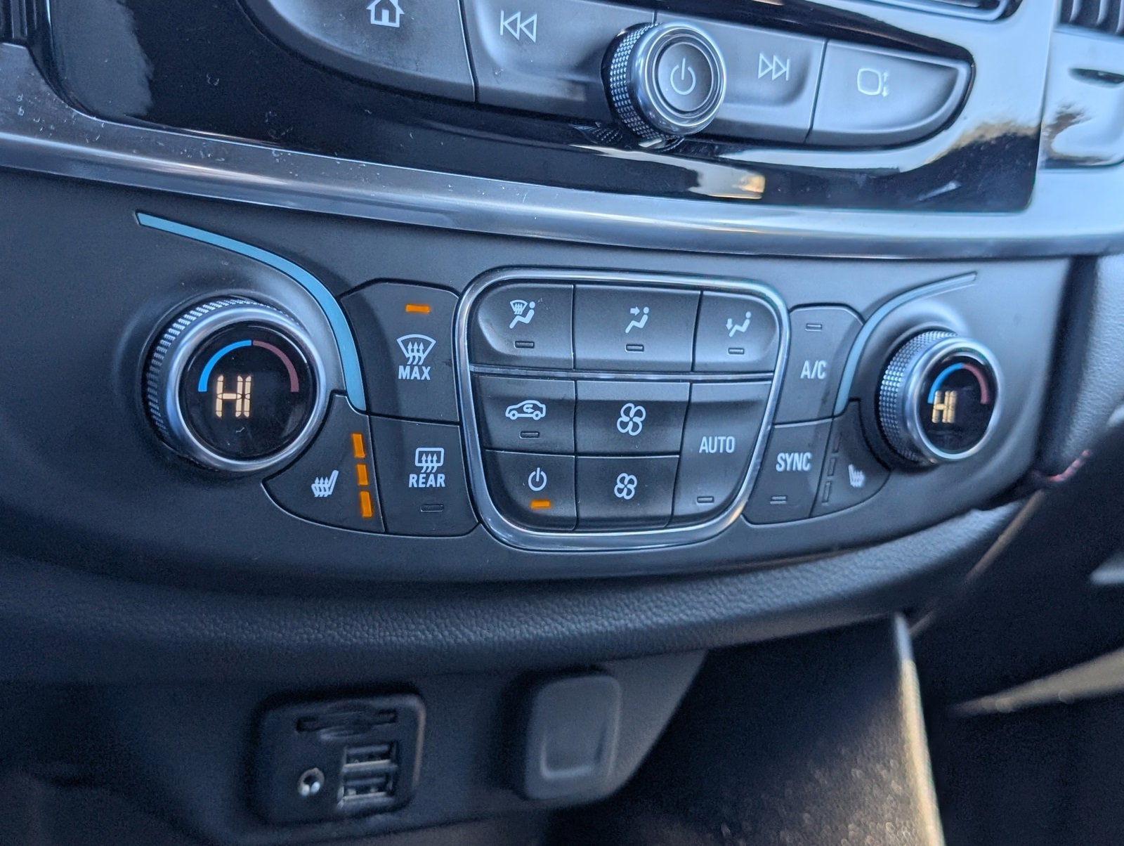 Used 2023 Chevrolet Traverse RS image 15