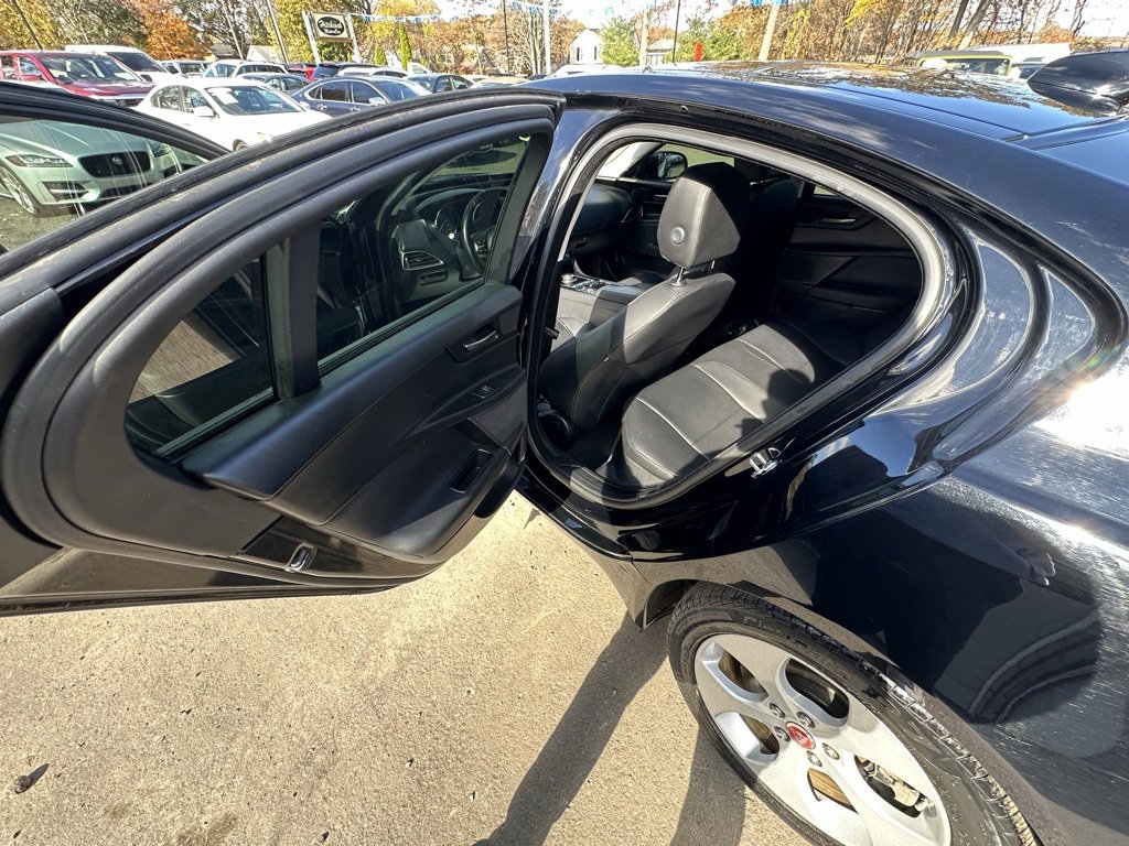 Used 2018 Jaguar XE Premium image 21