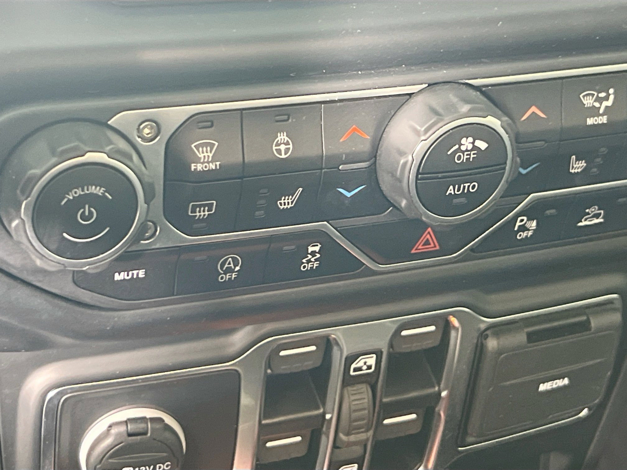 Used 2023 Jeep Gladiator Willys AWD/4WD image 19