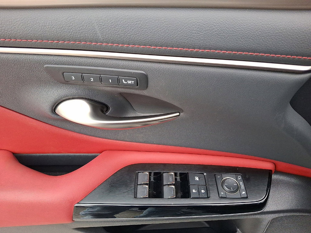 Used 2023 Lexus ES 300h F Sport image 10