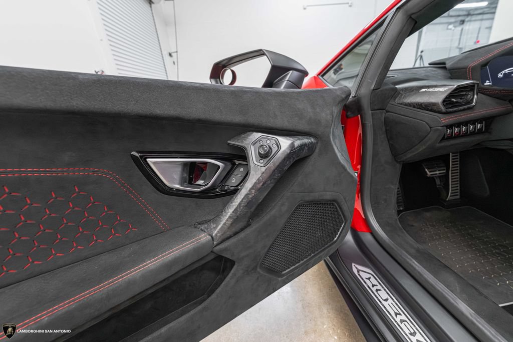 Used 2018 Lamborghini Huracan Performante AWD/4WD image 34