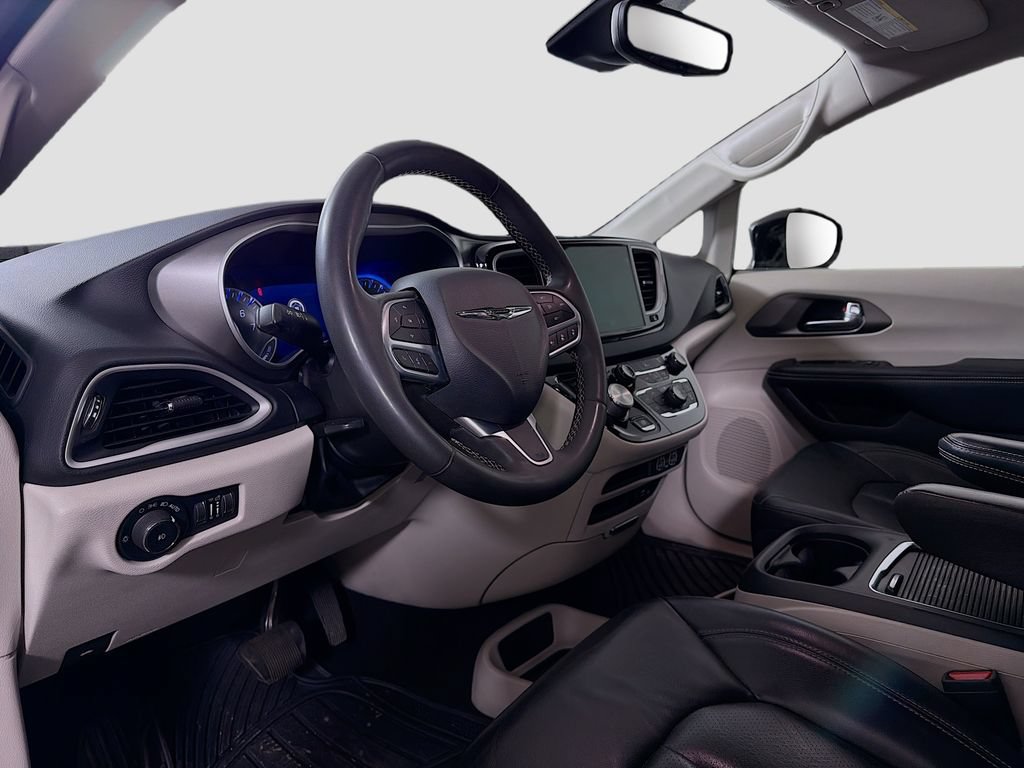 Used 2022 Chrysler Pacifica Touring-L FWD image 10