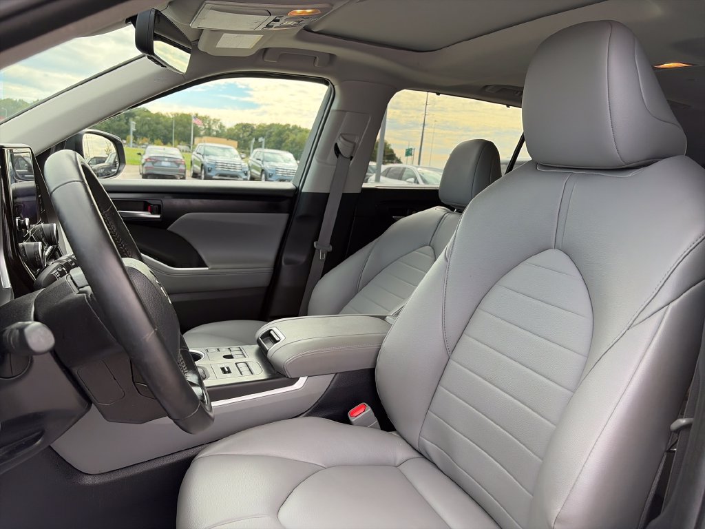 Used 2023 Toyota Highlander XLE AWD/4WD image 15
