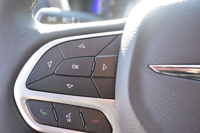 Used 2025 Chrysler Pacifica Select image 21
