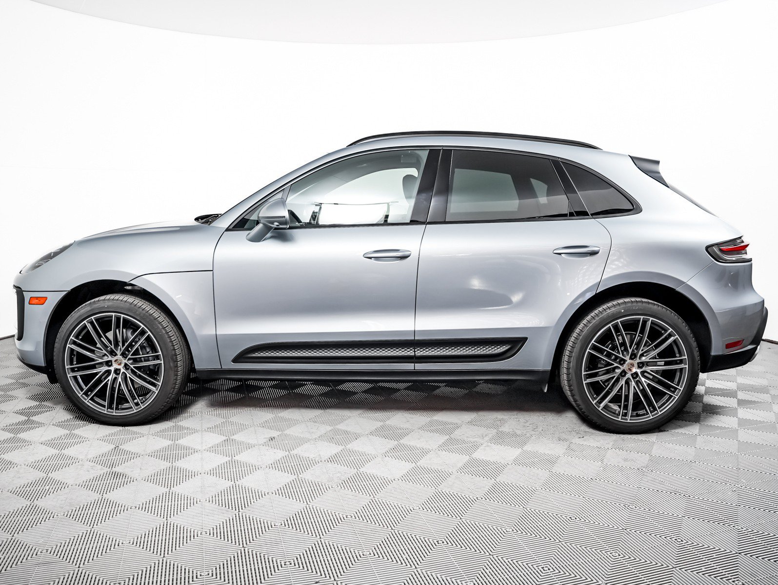 Certified 2026 Porsche Macan AWD/4WD image 2