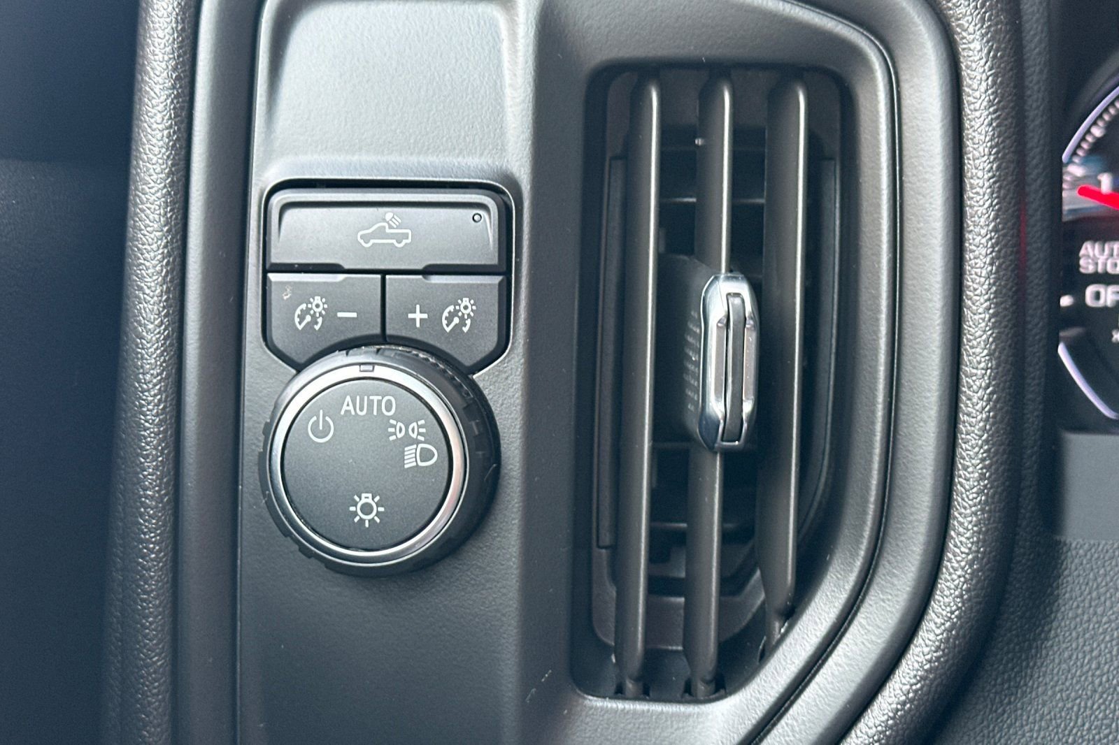 Used 2024 Chevrolet Silverado 1500 Custom image 33